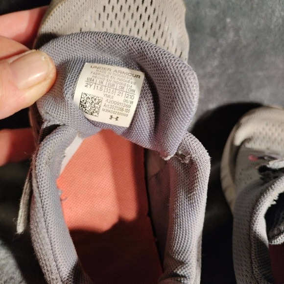 Under Armour girls shoes size 2Y - Picture 4 of 9